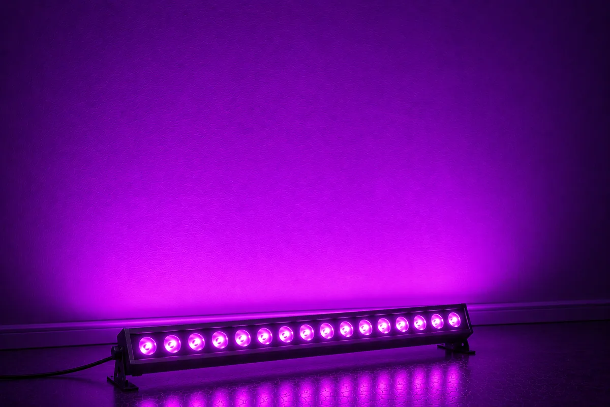 Barra LED RGB con ópticas tipo lupa
